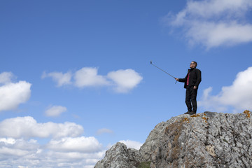 Hombre haciéndose un selfie en la montaña