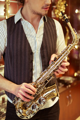 Obraz premium Man with saxophone