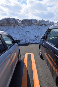 雪国の駐車場／豪雪地帯の山形県で、降雪後に除雪した駐車場を撮影した写真です。