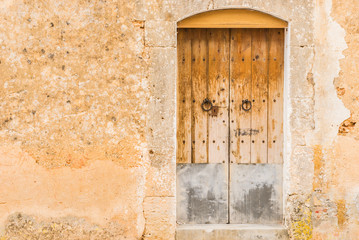 Altes Landhaus Holz Tür und Hausfassade Verwittert Schäbig