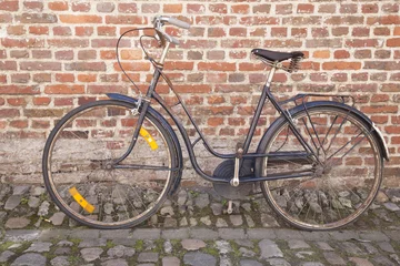 Deurstickers Bicycle on Cobble Stone against Brick Wall  Groot Begijnhof  Leu © kevers
