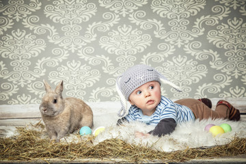 kleines Baby sucht den Osterhase