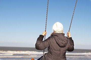 Schaukeln / Meer / Frau