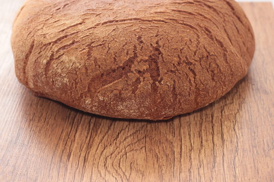 Ржаной хлеб на деревянном фоне