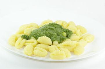 Piatto di gnocchi al pesto