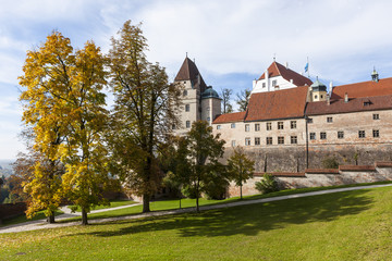 Fototapeta na wymiar Blick auf Burg Trausnitz im Herbst, Landshut, Niederbayern, Bayern, Deutschland, Europa