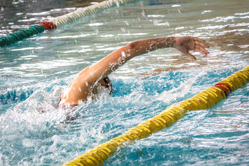 Natación en piscina de invierno