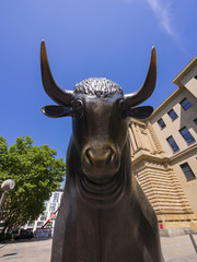 Bulle und Bär, Symbol für steigende oder fallende Kurse an der Börse, hier der Bulle, Frankfurt,...