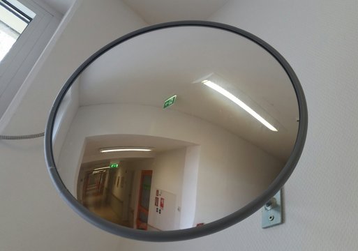 Runder Spiegel im Krankenhausgang