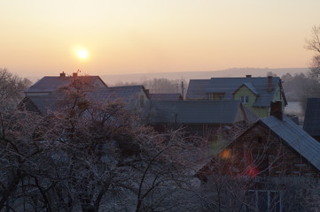 Wschód słońca na wsi, w mroźny zimowy poranek © klumb