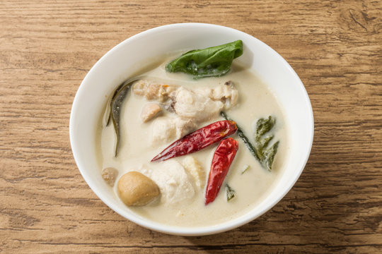 タイのココナツスープ　トムカーガイ　 Soup of Tom kha khai Thailand