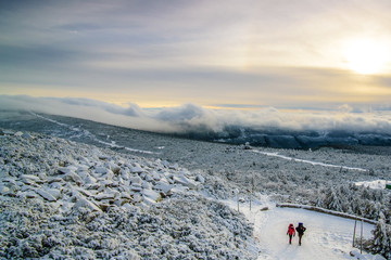 Krajobraz górski zimowy z ludźmi