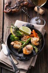 Fried scallops in a sauce with asparagus and broccoli