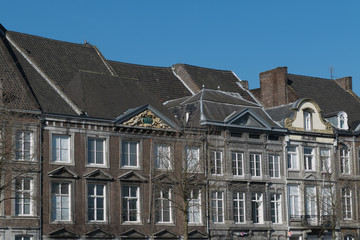 Fassade in der Altstadt von Maastricht. Alte Häuserfront