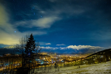 Krajobraz górski zimowy z miastem nocą © hajdar