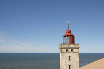 Fototapeta na wymiar Leuchtturm bei blauem Himmel