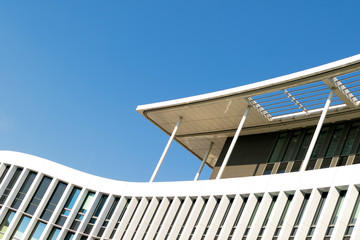 Moderne Bürofassade in weiss vor blauem Himmel
