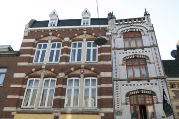 Fassade in der Altstadt von Maastricht. Alte Häuserfront