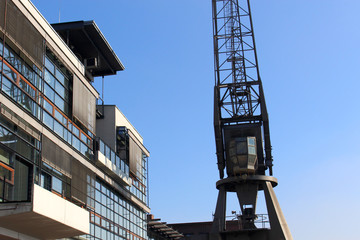 hirstorischer Kran und moderne B&uuml;ros