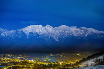 Panorama góry nocą światła miasta