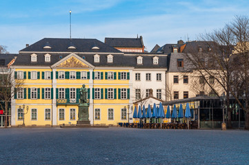 Fototapeta na wymiar Beethovendenkmal vor dem historischen Postgebäude in Bonn; Nordrhein-Westfalen; Deutschland