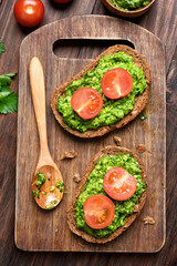 Bread with pesto and tomatoes