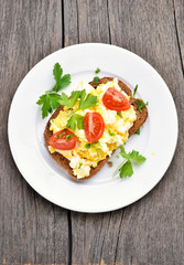 Sandwich with scrambled eggs and tomatoe