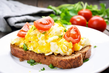 Scrambled eggs with tomato on bread
