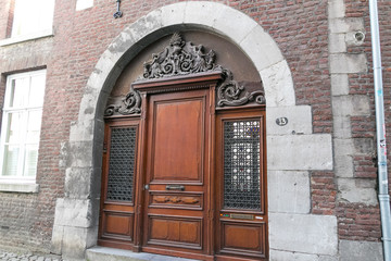 Historisches Gebäude mit sehr schöner alten Holztüre