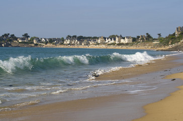vagues sur la plage du Minihic