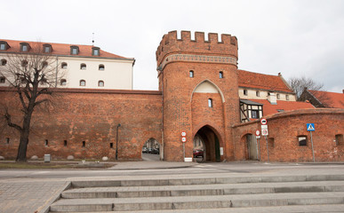Brama Mostowa przy murach obronnych Starego Miasta w Toruniu - obrazy, fototapety, plakaty