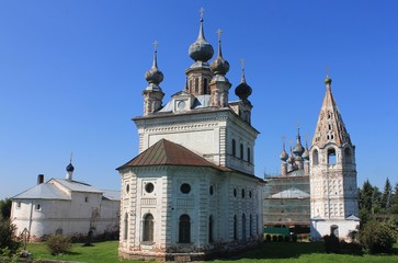 Fototapeta premium Ансамбль Михаило-Архангельского мужского монастыря в Юрьеве-Польском