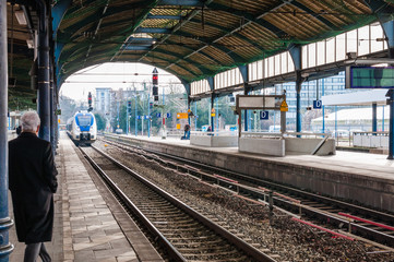 Regionalbahn hält im Bahnhof Bonn; Deutschland