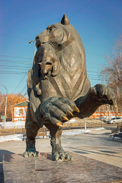Babr in his teeth holding sable - a monument symbol of Irkutsk. Frontal view.
