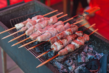 Grilling marinated shashlik