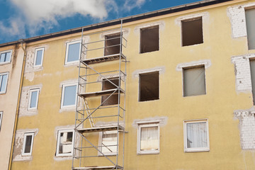Fototapeta na wymiar Sanierungsarbeiten an einem Mehrfamilienhaus - Neue Fenster