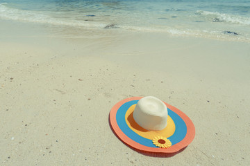 Fototapeta na wymiar Hat on the sand beach