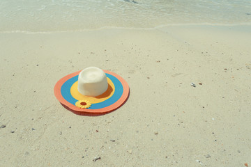 Fototapeta na wymiar Hat on the sand beach