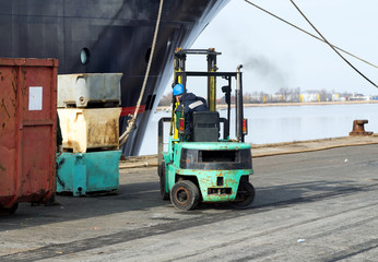 Gabelstapler im Hafen