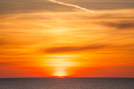 leuchtender Sonnenuntergang über der Nordsee