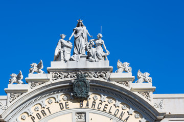 Obraz premium Stone figures and lions on a building at the port of Barcelona