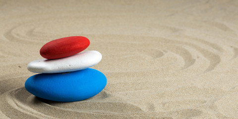 Obraz premium Pile de pierres colorés, bleu, blanc, rouge aux couleurs de plusieurs drapeaux nationaux, format panoramique