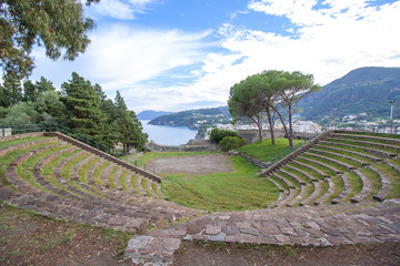 Fototapeta na wymiar Włoskie wybrzeże - Sycylia, wyspa Lipari