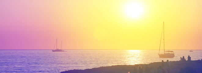 Segelboot beim Sonnenuntergang