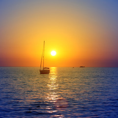 Segelboot beim Sonnenuntergang