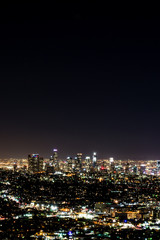 Obraz premium Long exposure night view of Los Angeles downtown and surrounding metropolitan area