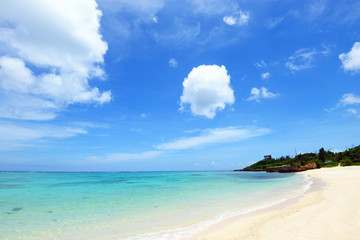Fototapeta na wymiar 沖縄の美しい海と爽やかな空