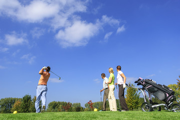 entschlossener Abschlag beim Golf