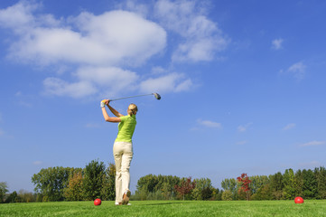 gekonnter Abschlag einer Golfspielerin