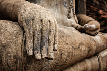 Détail de la main de la statue de Bouddha en gros plan